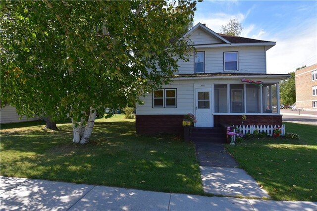 view of front facade featuring a front lawn