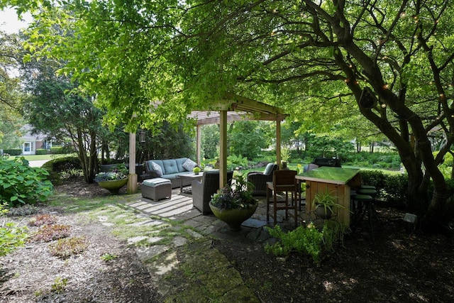 view of yard featuring outdoor lounge area, a pergola, and a patio