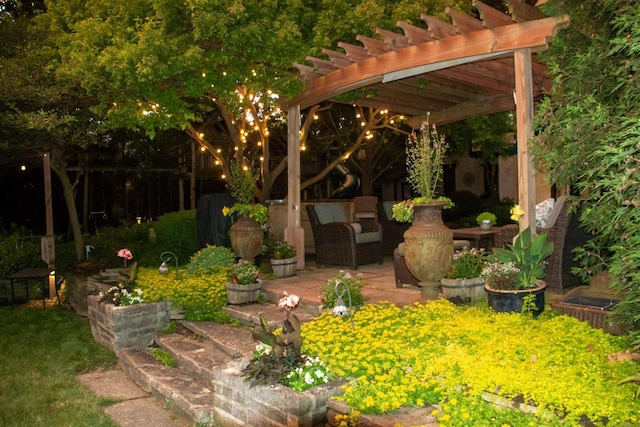 view of yard featuring a pergola