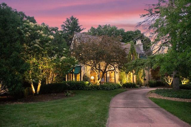 view of front of property featuring a lawn