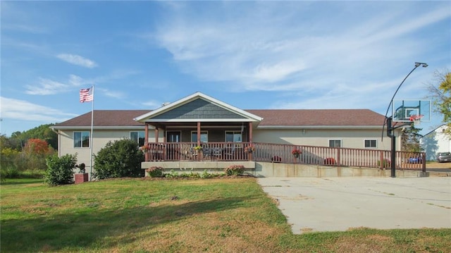 ranch-style home featuring a porch and a front lawn