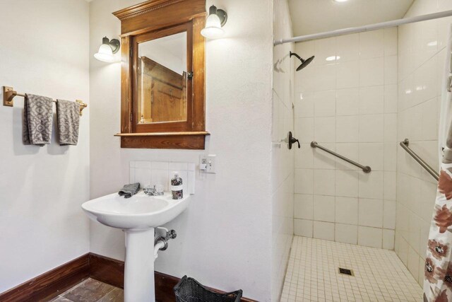 spare room featuring hardwood / wood-style floors and a notable chandelier