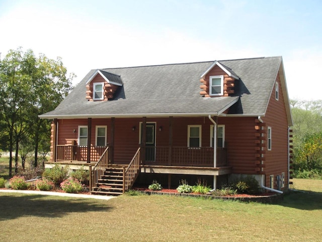 view of front of property featuring a front lawn and a porch