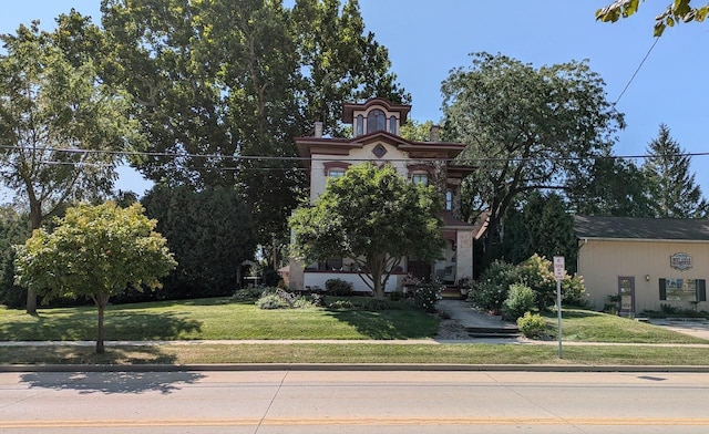 italianate-style house featuring a front yard