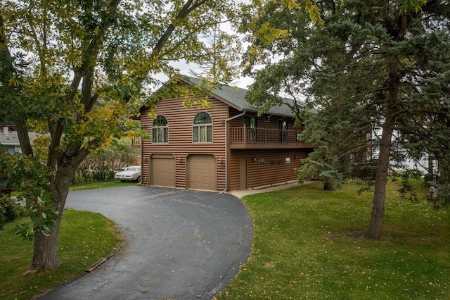 view of front facade featuring a front yard and a garage