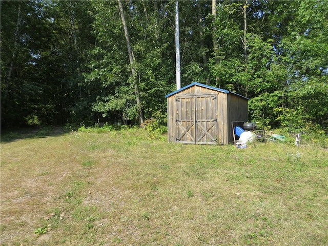 view of yard with a shed