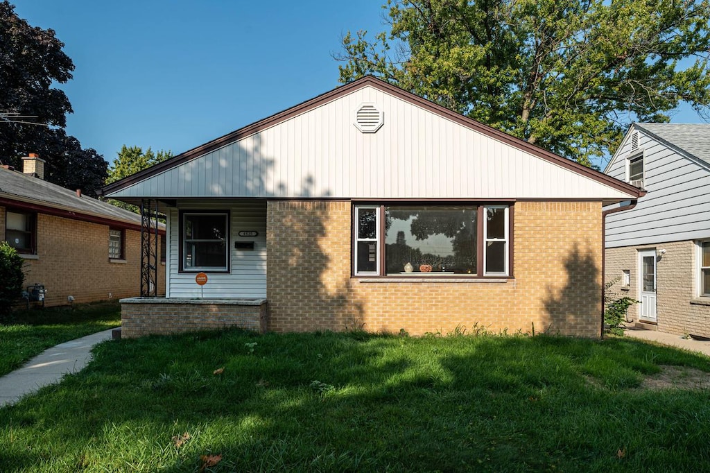 bungalow-style house with a front yard