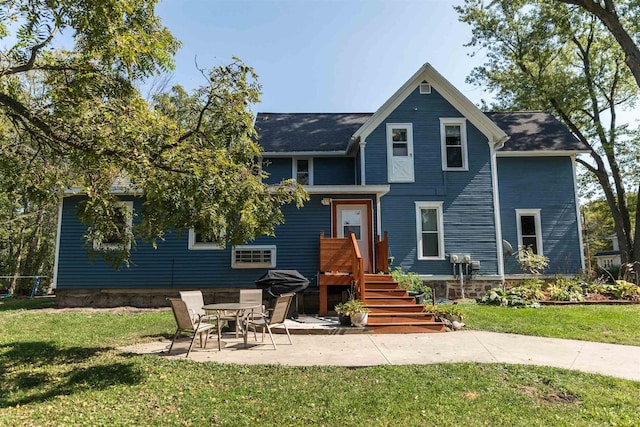 view of front facade featuring a front lawn