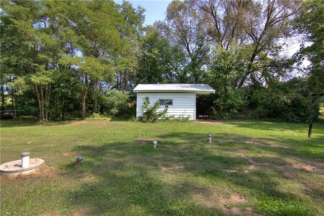 view of yard with a storage shed