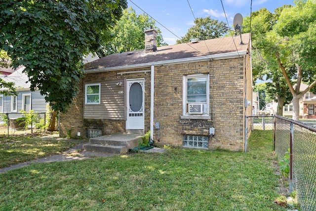 view of front facade featuring a front lawn