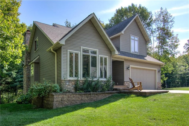 view of front facade featuring a garage and a front lawn