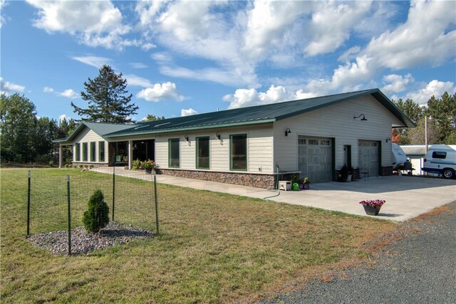 view of front facade featuring a front lawn and a garage