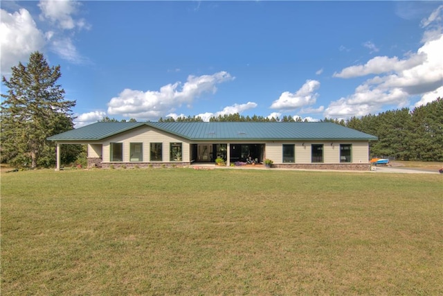 ranch-style house featuring a front lawn