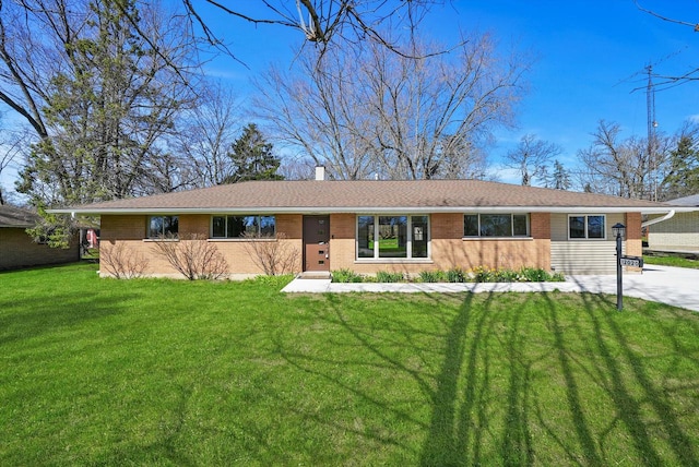 ranch-style house featuring a front yard