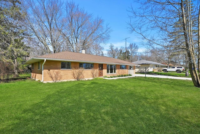 ranch-style home featuring a front lawn