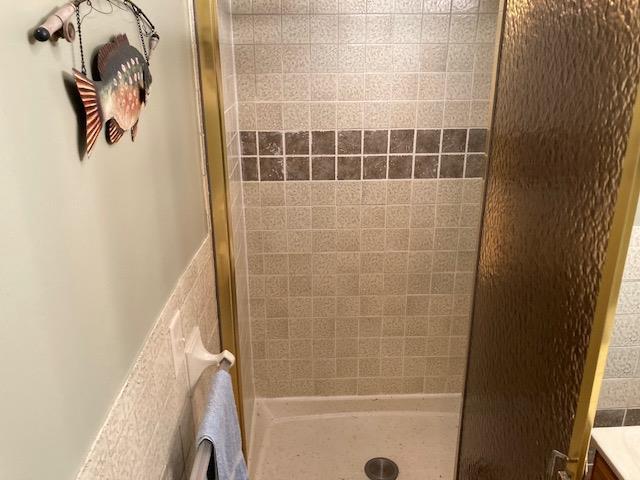 bathroom featuring vanity and tiled shower