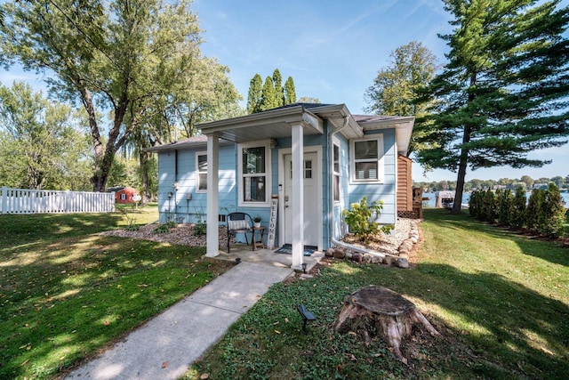 bungalow featuring a front lawn