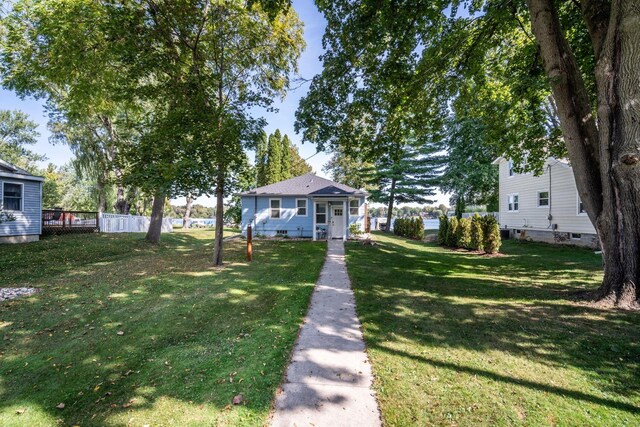 view of front facade with a front yard