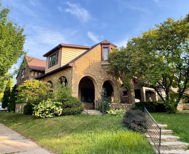 view of front of property with a front yard