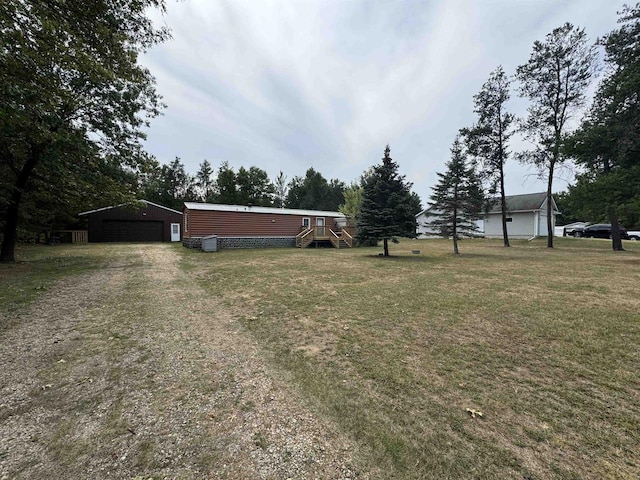 view of yard featuring an outdoor structure