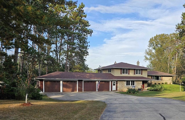 view of front facade featuring a garage and a front lawn