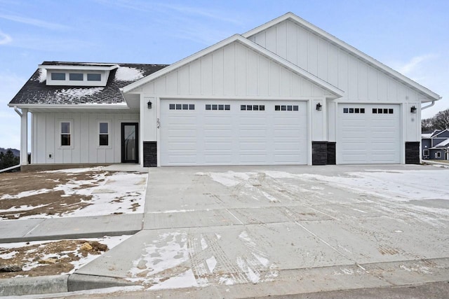 view of front facade featuring a garage