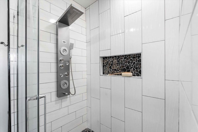 bathroom featuring tiled shower