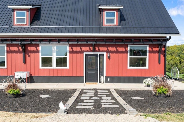 view of front facade featuring a patio