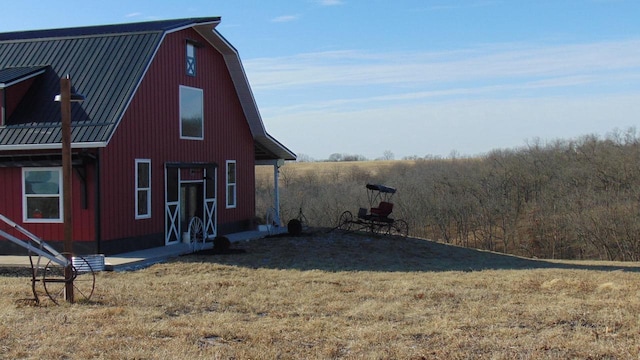 view of side of home featuring an outdoor structure and a yard