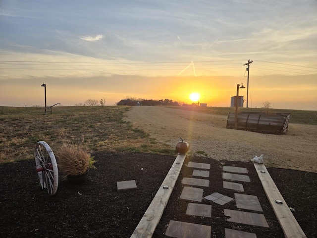 view of yard at dusk