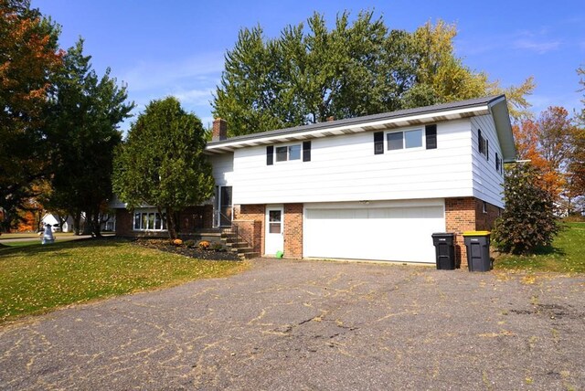 view of front facade featuring a front yard and a garage