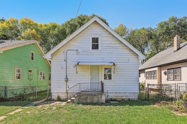 back of house featuring a lawn