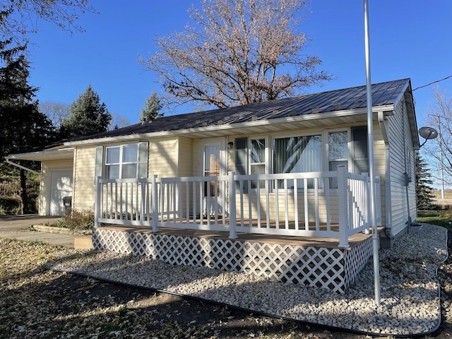 view of front facade featuring a wooden deck