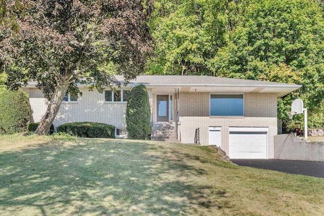 view of front of house featuring a front yard and a garage