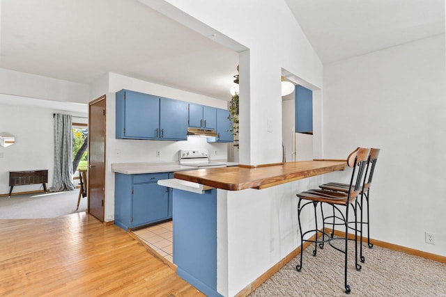 kitchen featuring blue cabinetry, light hardwood / wood-style flooring, a kitchen breakfast bar, kitchen peninsula, and electric stove