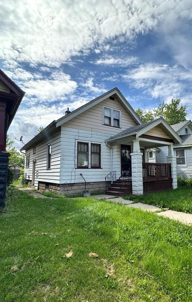 view of front of home featuring a front lawn