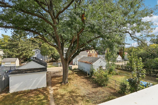 view of yard featuring a storage shed