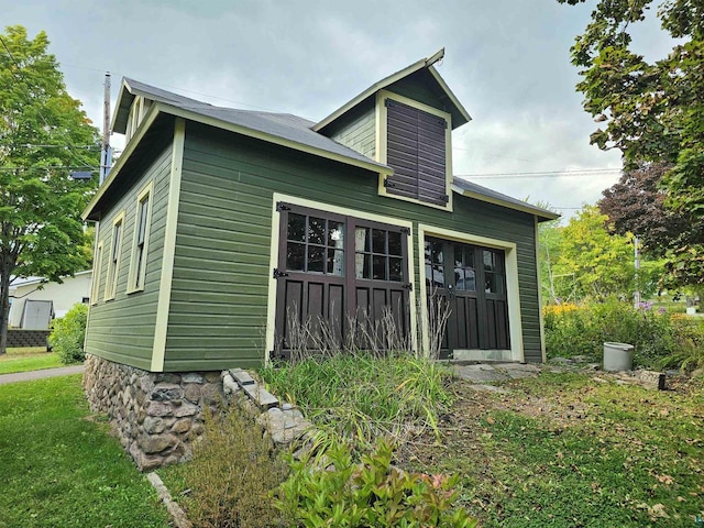 exterior space featuring a yard