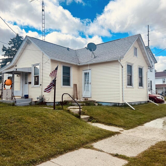 back of house featuring a yard