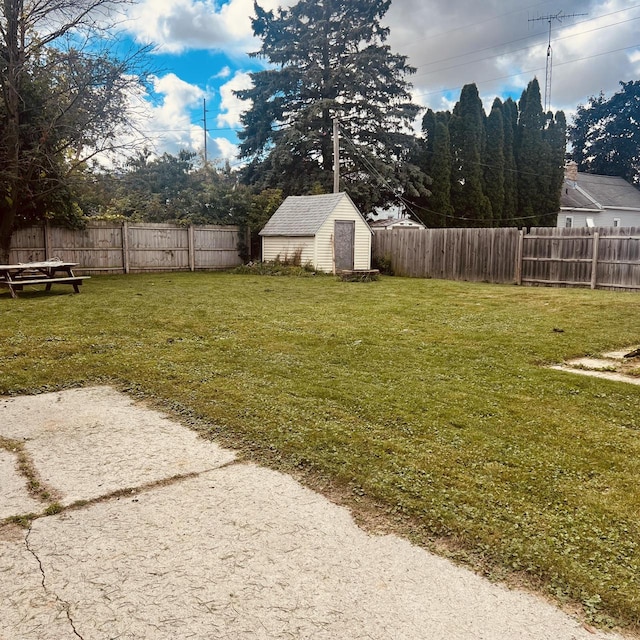 view of yard with a shed