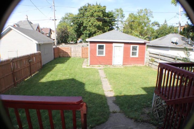 view of yard with an outbuilding