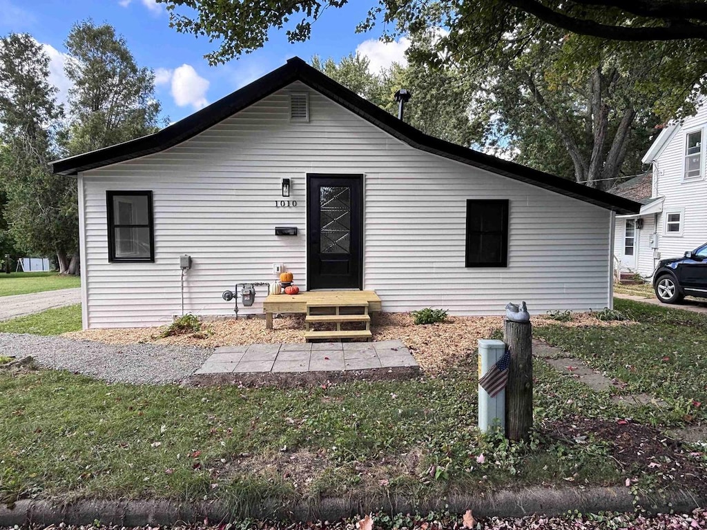 view of front of house with a front lawn