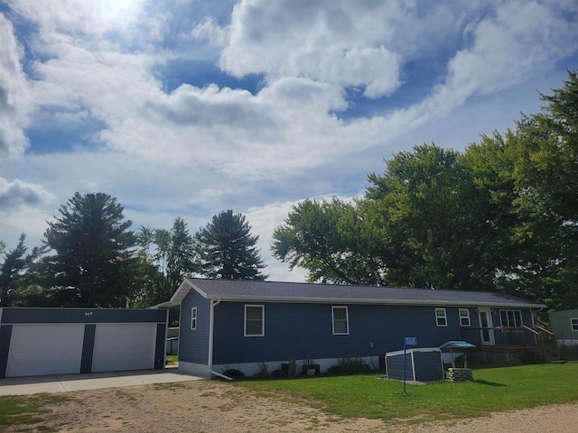 view of front of home featuring a garage and a front yard