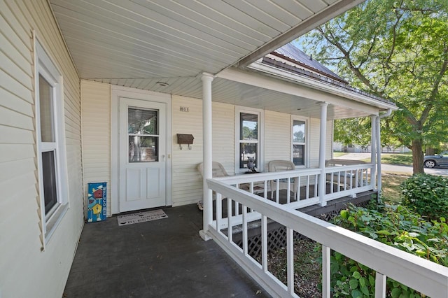 entrance to property featuring covered porch