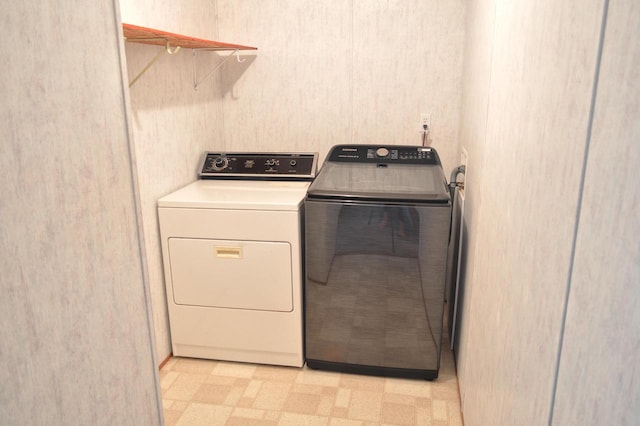 washroom featuring washing machine and clothes dryer