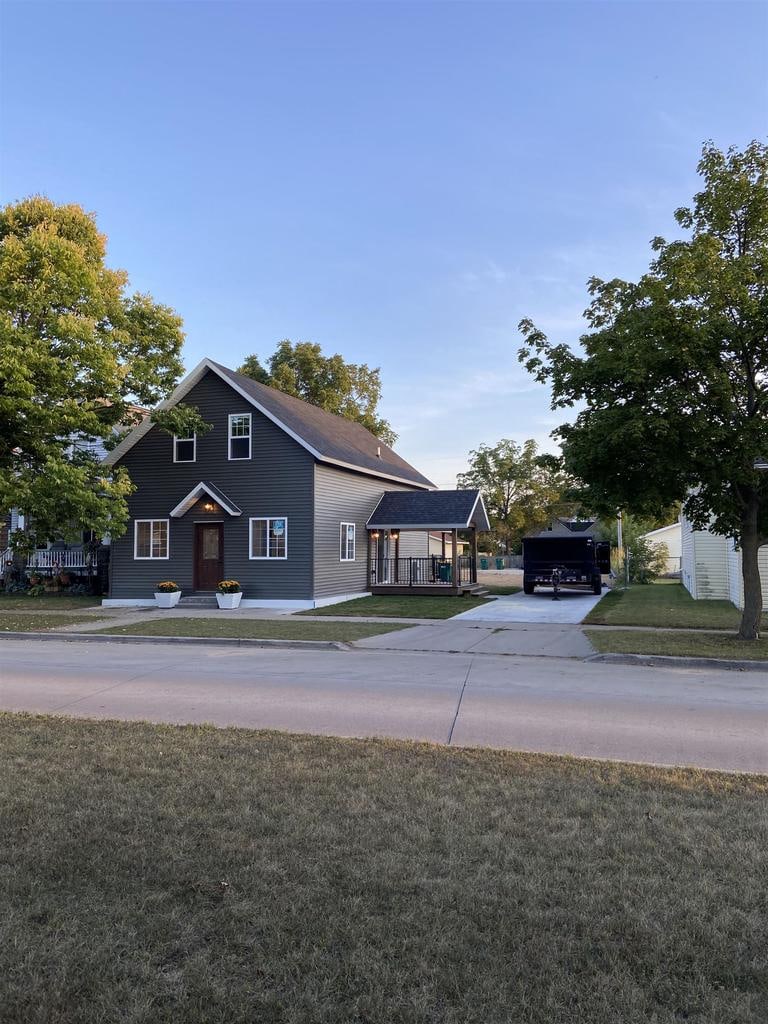 view of front facade featuring a front yard and a porch