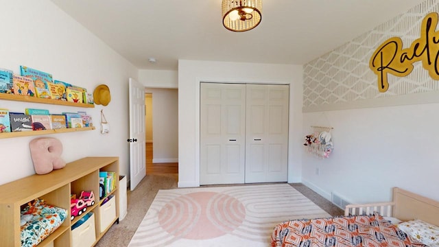 bedroom featuring carpet floors and a closet