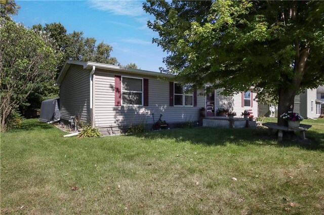 view of front facade featuring a front yard