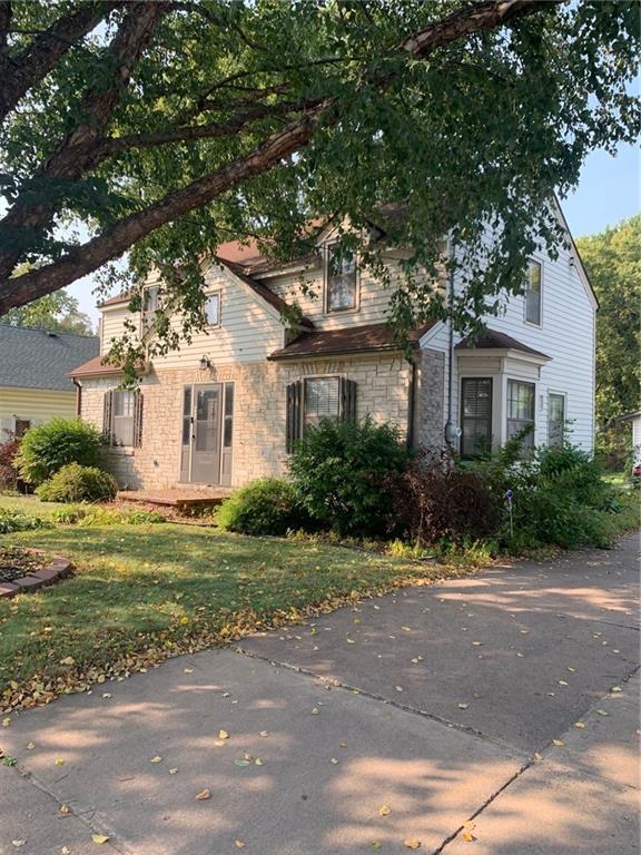 view of front of property with a front lawn