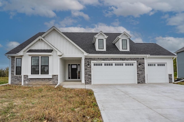 view of front of house featuring a front yard